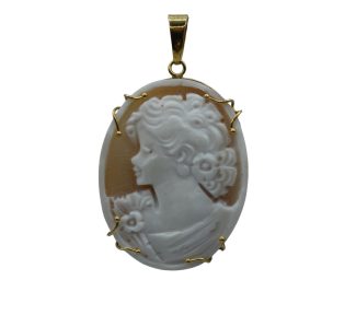 Splendido Ciondolo Cammeo da Donna con montatura in oro, un gioiello made in italy di alta gioielleria, perfetto come idea regalo preziosa.
