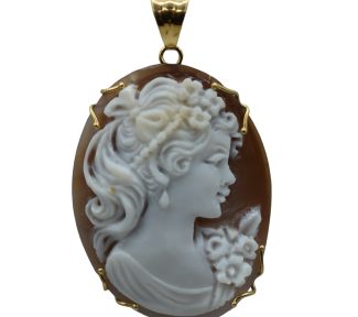 Splendido ciondolo cammeo da donna con montatura in oro, un gioiello made in italy di alta manifattura.