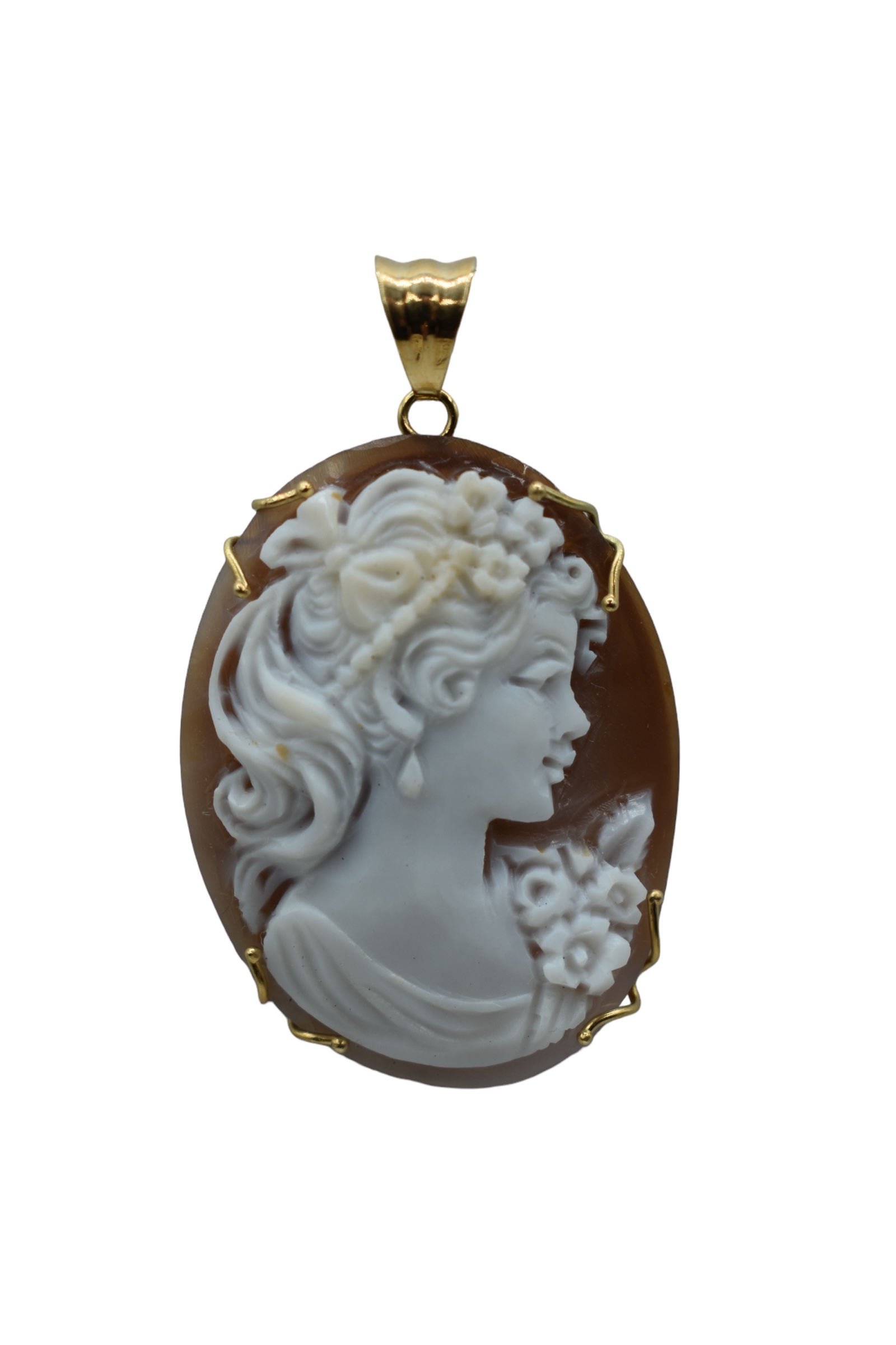 Splendido ciondolo cammeo da donna con montatura in oro, un gioiello made in italy di alta manifattura.
