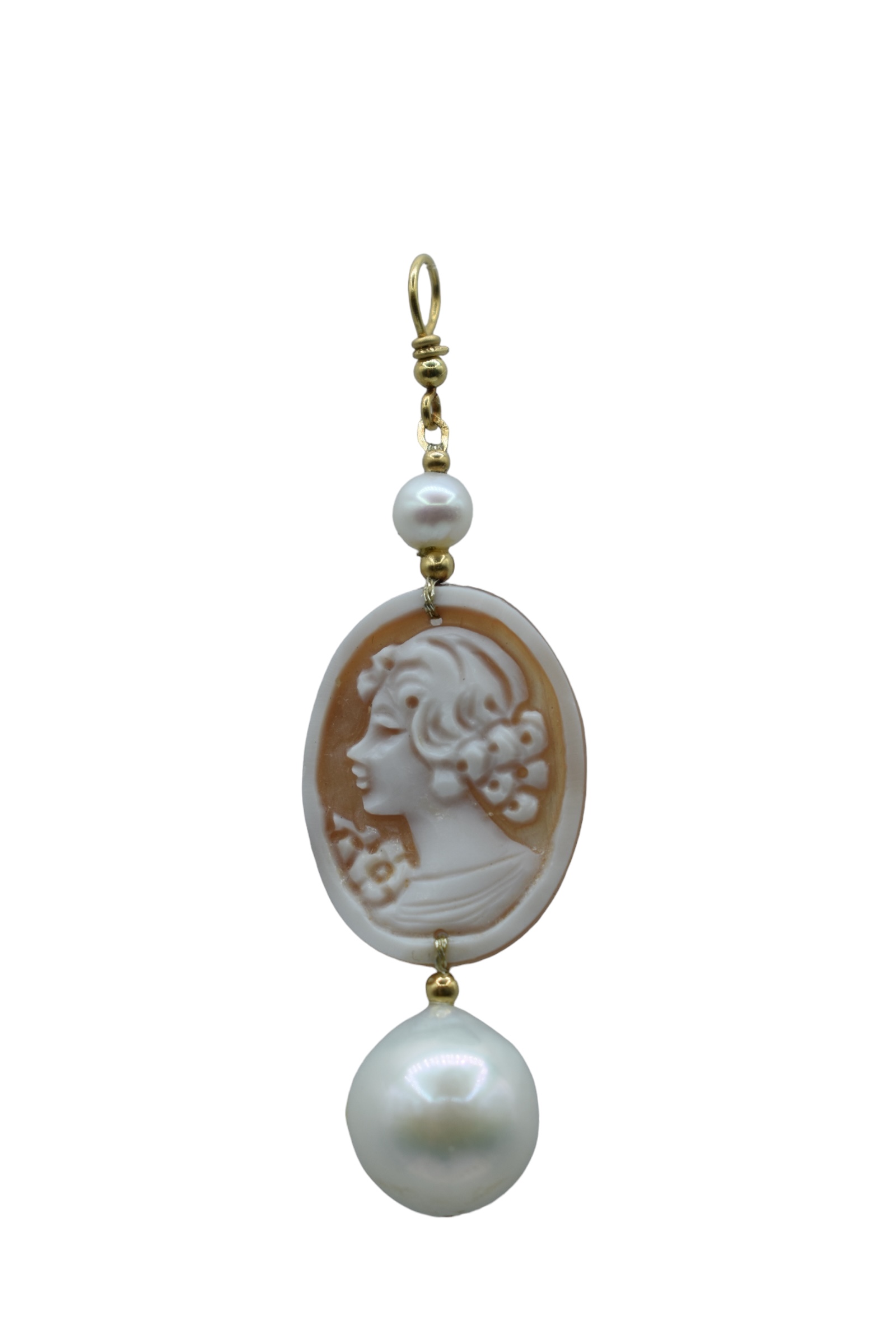 Splendido Ciondolo Cammeo da Donna con montatura in oro e perla, un gioiello di lusso perfetto per un'idea regalo preziosa.