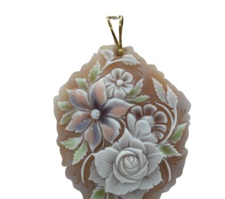 Splendido Ciondolo Cammeo con Fiori in Montatura d'Oro: un capolavoro di gioielleria made in italy, perfetto per un regalo prezioso.