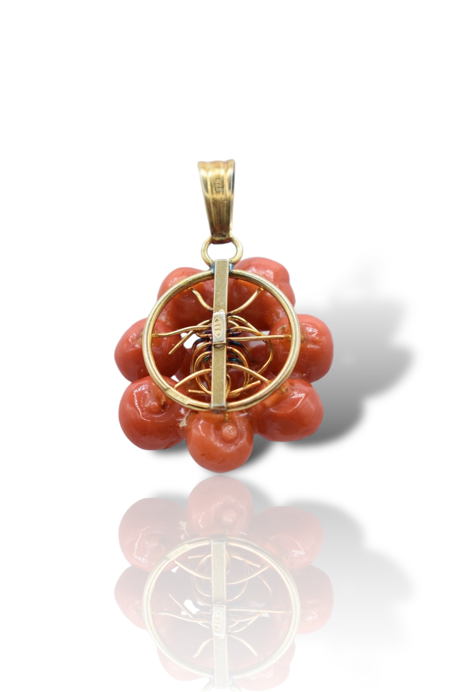 Ciondolo Corallo Sciacca Frutta e Fiori, un gioiello made in italy di Patricia Oro Creations, un'opera d'arte di alta gioielleria. (Vista 2)