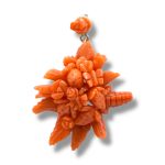 Splendido ciondolo in oro con corallo Sciacca, frutta e fiori, un capolavoro di alta gioielleria made in Italy.