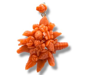 Splendido ciondolo in oro con corallo Sciacca, frutta e fiori, un capolavoro di alta gioielleria made in Italy.
