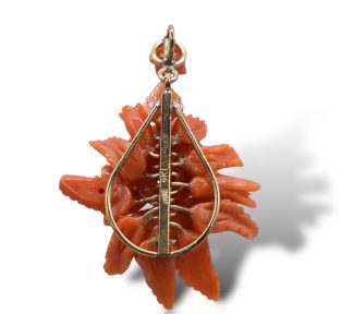 Splendido ciondolo in oro con corallo Sciacca, frutta e fiori, un capolavoro di alta gioielleria made in Italy. (Vista 2)