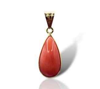 Il Ciondolo Goccia Corallo Sciacca in oro 750% di Patricia Oro Creations, un gioiello made in italy di alta gioielleria.