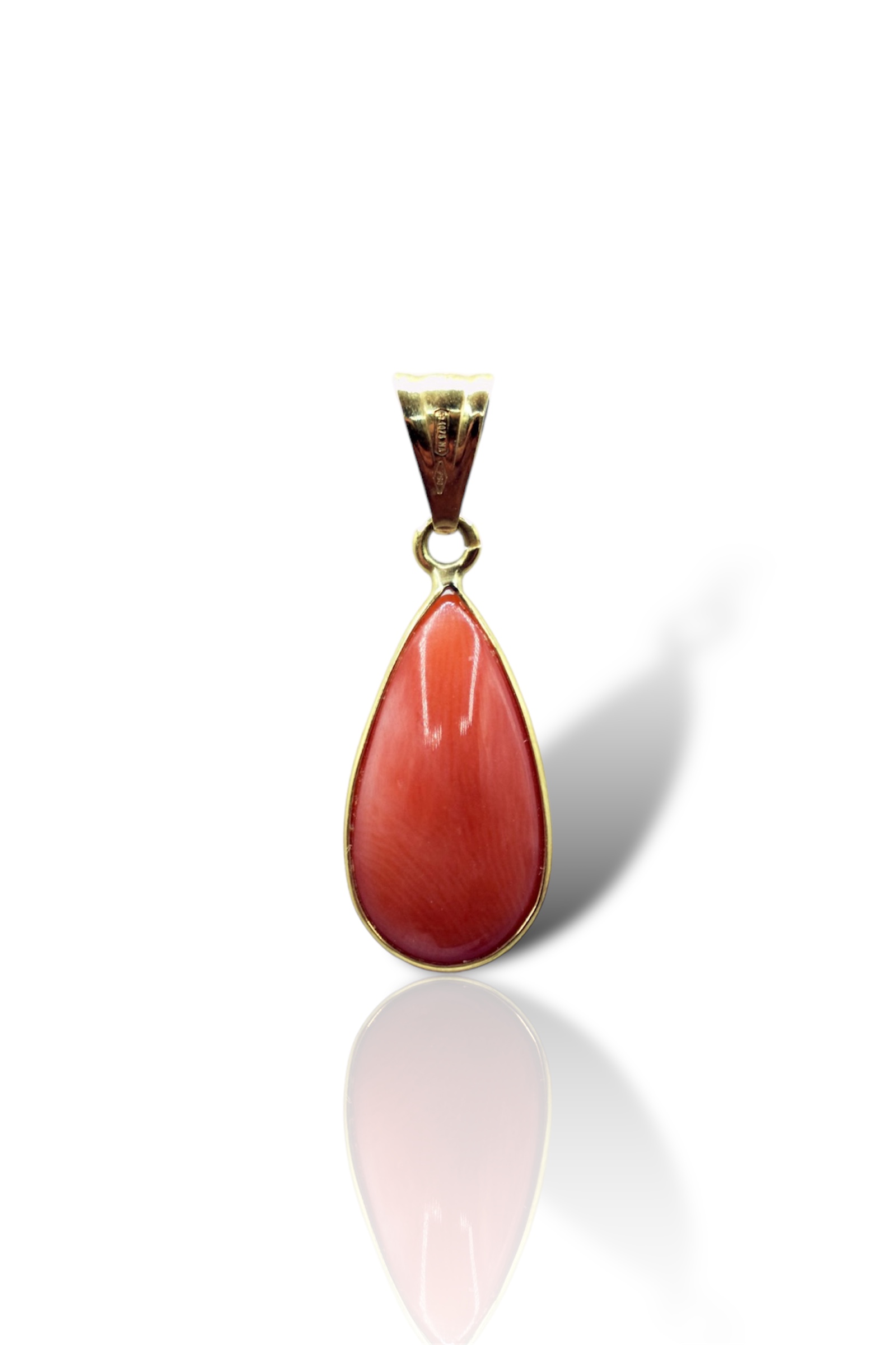 Ciondolo Goccia Corallo Sciacca in Oro 750% | Gioielleria Patricia Oro Il Ciondolo Goccia Corallo Sciacca in oro 750% di Patricia Oro Creations, un gioiello made in italy di alta gioielleria.