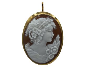 Splendido ciondolo o spilla Cammeo da donna con montatura in oro, un gioiello di lusso perfetto per un'occasione speciale.