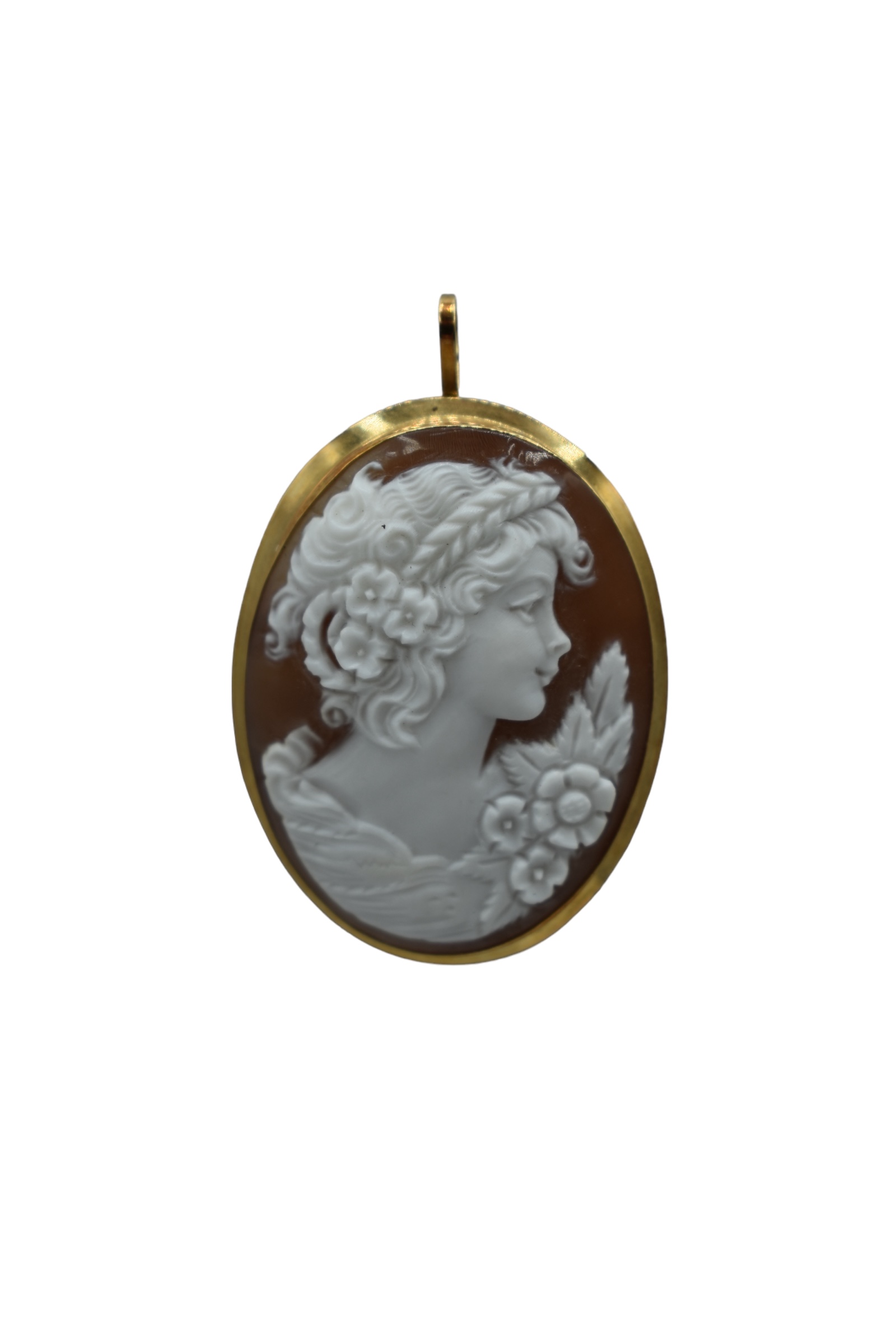 Splendido ciondolo o spilla Cammeo da donna con montatura in oro, un gioiello di lusso perfetto per un'occasione speciale.