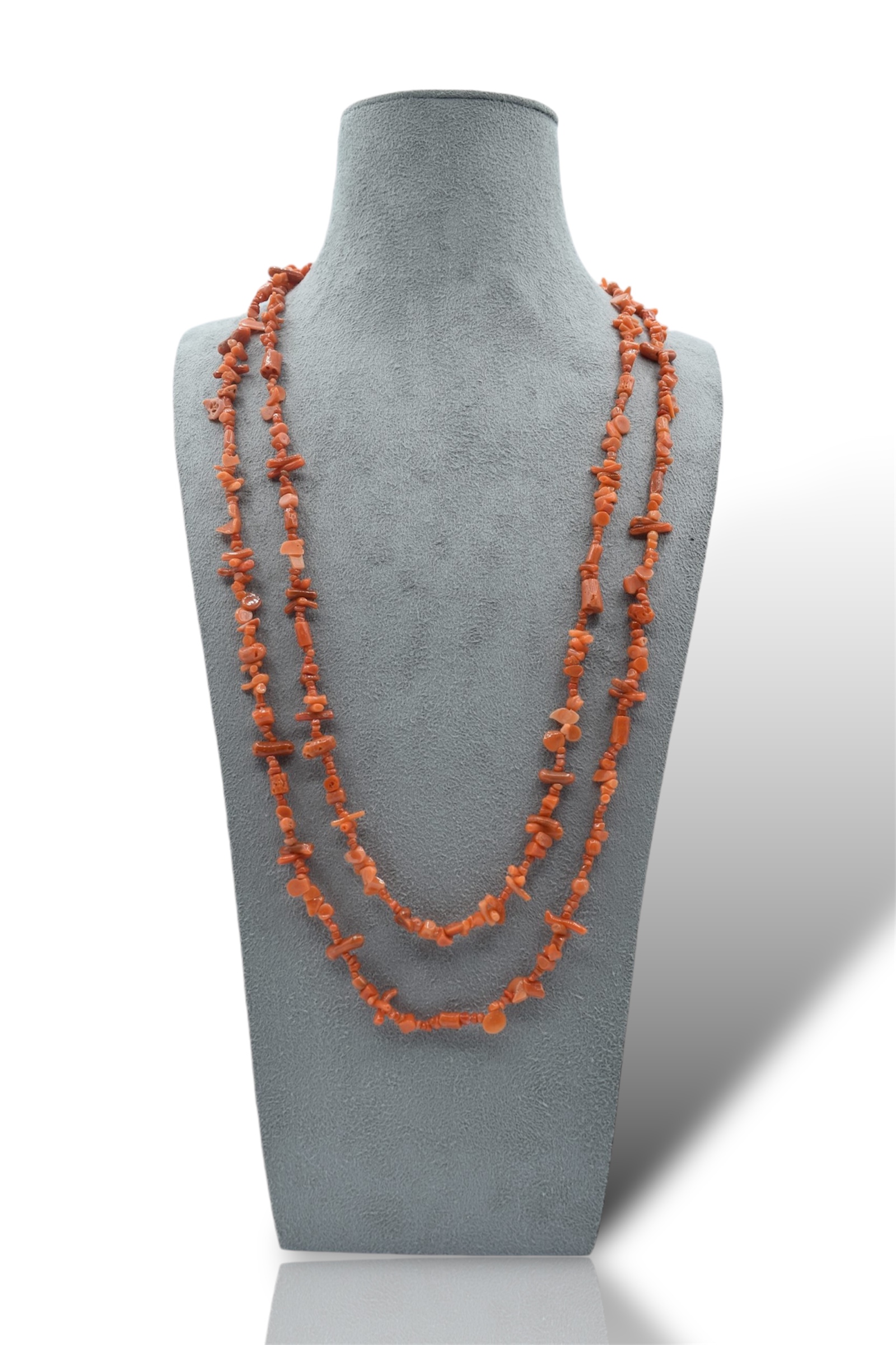 Splendida Collana a 2 fili in Corallo Sciacca, un gioiello made in italy di Patricia Oro Creations, perfetto per un'eleganza senza tempo.