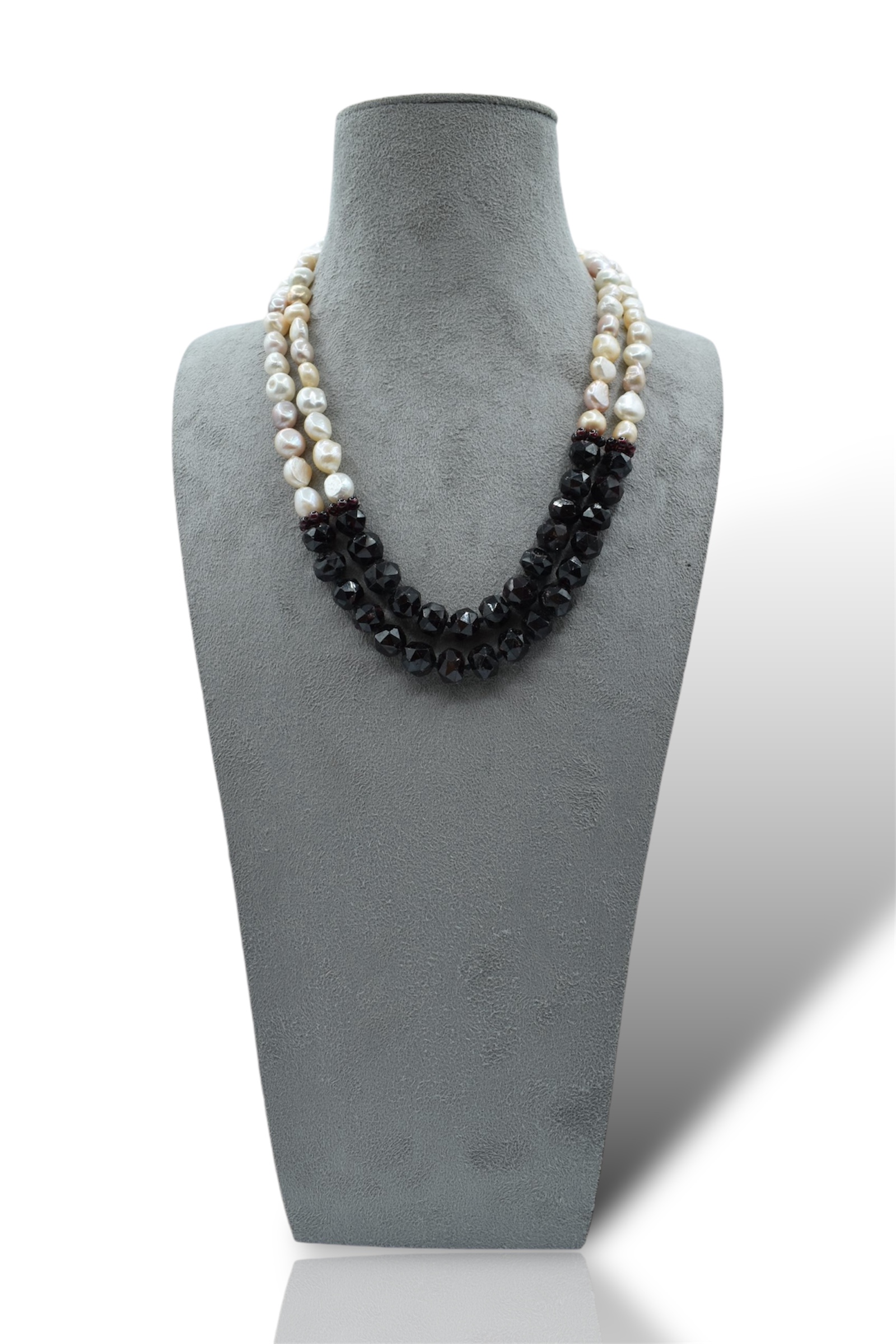 Splendida collana a due fili con perle barocche e granatino, un capolavoro di gioielleria made in italy, perfetto per un'occasione speciale.