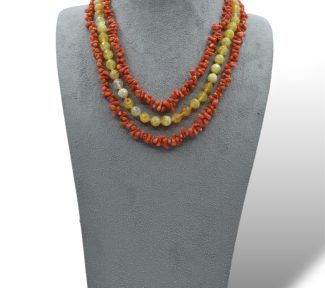 Splendida Collana a 3 fili in Corallo Sciacca e Agata Gialla, un gioiello made in italy di Patricia Oro Creations, perfetto per un'idea regalo preziosa.