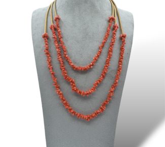 Splendida Collana a 3 fili in Corallo Sciacca, un gioiello made in italy di Patricia Oro Creations, perfetto per un'eleganza senza tempo.