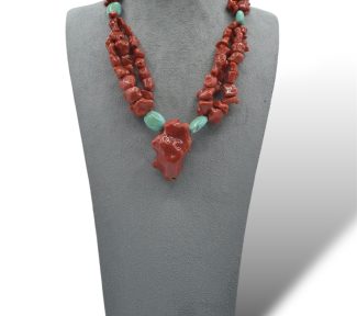 Splendida Collana a 3 fili in Corallo Sciacca e Turchese, un capolavoro di gioielli made in italy, perfetto per un'eleganza senza tempo.