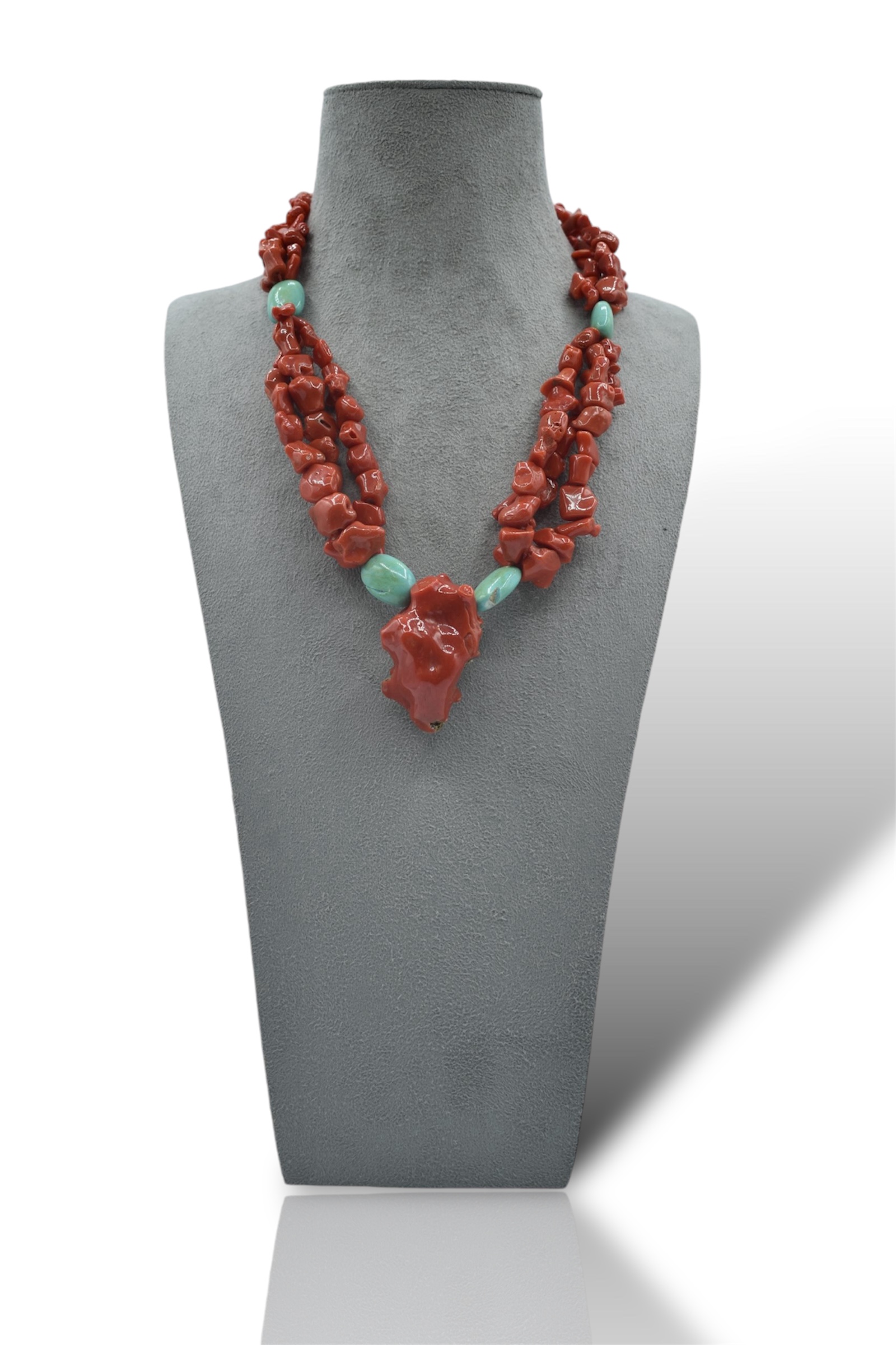 Splendida Collana a 3 fili in Corallo Sciacca e Turchese, un capolavoro di gioielli made in italy, perfetto per un'eleganza senza tempo.