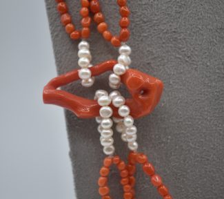 Splendida collana da donna Patricia Oro Creations con Corallo Sciacca e perle, un gioiello made in italy di alta gioielleria. (Vista 2)