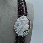 Splendida Collana 4 fili Perle, Granatino e Cammeo in Oro 750: un capolavoro di alta gioielleria made in italy. (Vista 2)