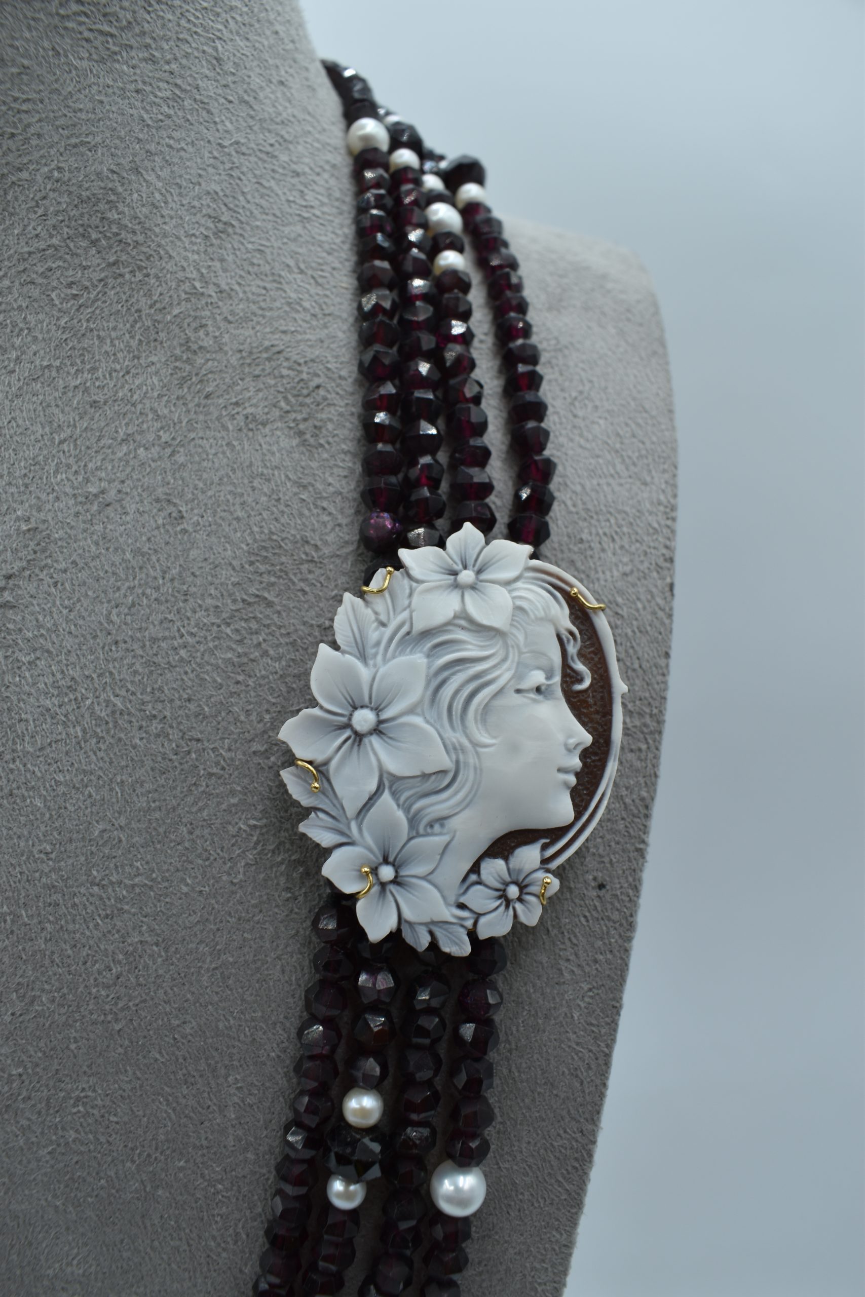 Collana 4 Fili Perle Fresh Water Granatino e Cammeo Oro 750 Splendida Collana 4 fili Perle, Granatino e Cammeo in Oro 750: un capolavoro di alta gioielleria made in italy. (Vista 2)