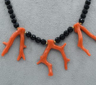 Splendida collana con rami di corallo e onice, un capolavoro di gioielli made in italy, perfetto per un'occasione speciale. (Vista 2)
