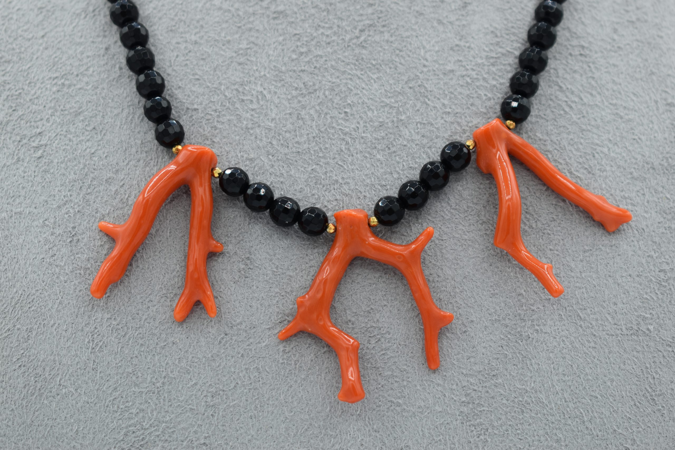 Splendida collana con rami di corallo e onice, un capolavoro di gioielli made in italy, perfetto per un'occasione speciale. (Vista 2)