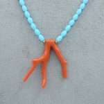 Splendida collana con ramo di corallo Sciacca e turchese, un gioiello made in italy di Patricia Oro Creations, perfetto per un'idea regalo preziosa. (Vista 2)