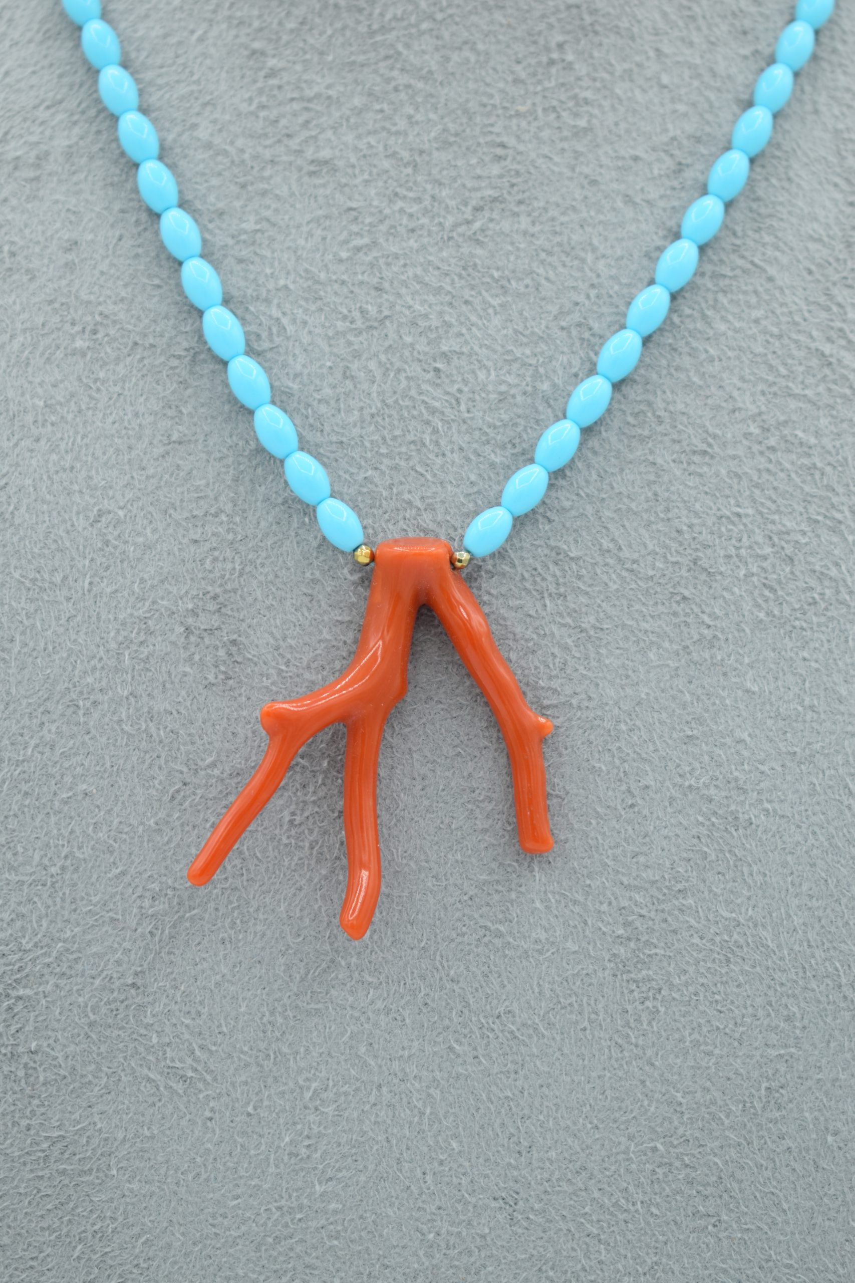 Splendida collana con ramo di corallo Sciacca e turchese, un gioiello made in italy di Patricia Oro Creations, perfetto per un'idea regalo preziosa. (Vista 2)