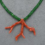 Splendida collana con ramo di corallo Sciacca e agata verde, un gioiello made in italy di Patricia Oro Creations, perfetto per un'idea regalo preziosa. (Vista 2)