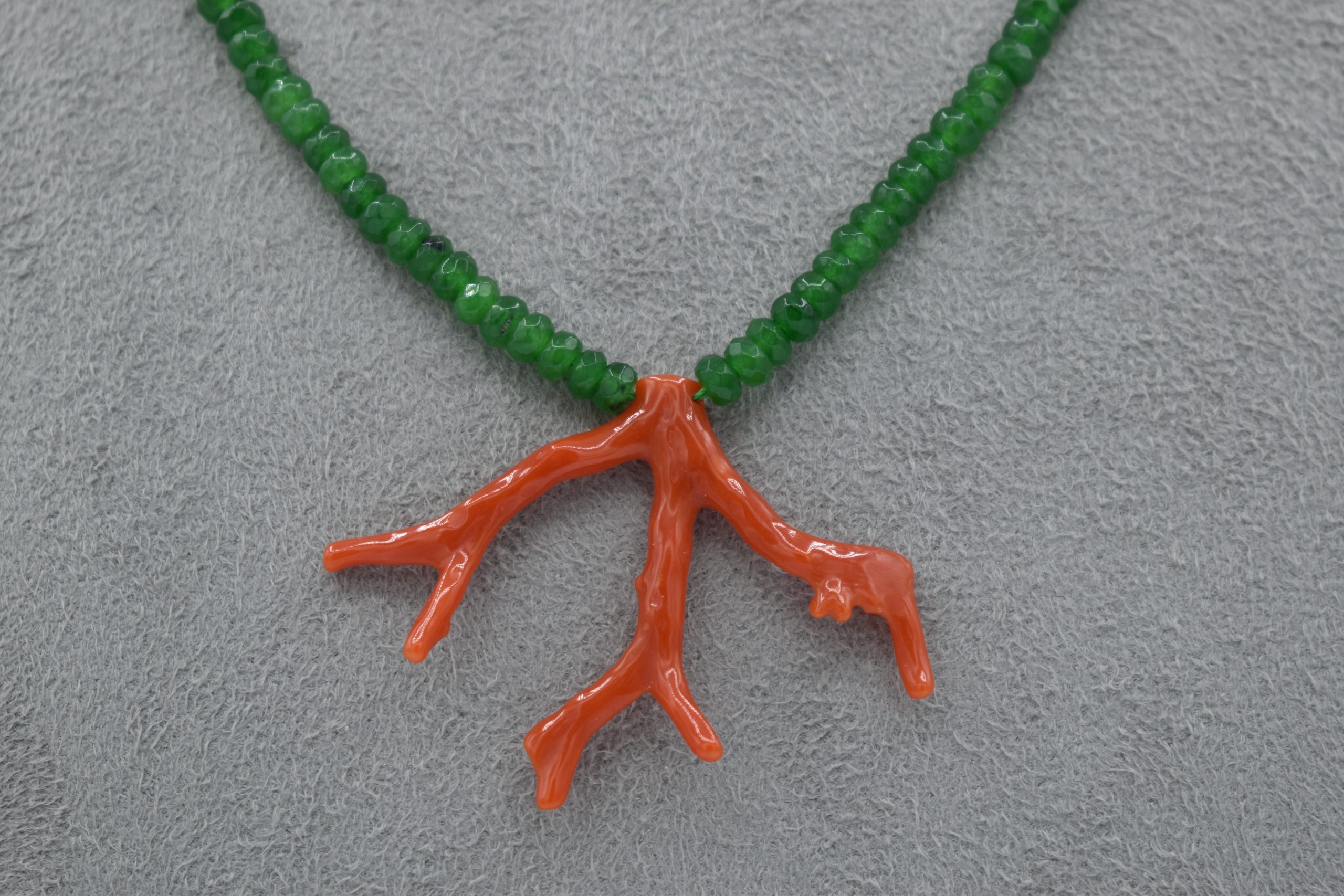 Collana con Ramo di Corallo Sciacca e Agata Verde Splendida collana con ramo di corallo Sciacca e agata verde, un gioiello made in italy di Patricia Oro Creations, perfetto per un'idea regalo preziosa. (Vista 2)