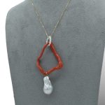 Splendida Collana in Corallo Sciacca Creola con perle e catena in oro 750%, un gioiello made in italy di Patricia Oro Creations, perfetto per un'idea regalo preziosa. (Vista 2)