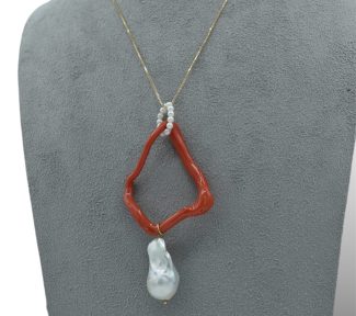 Splendida Collana in Corallo Sciacca Creola con perle e catena in oro 750%, un gioiello made in italy di Patricia Oro Creations, perfetto per un'idea regalo preziosa. (Vista 2)