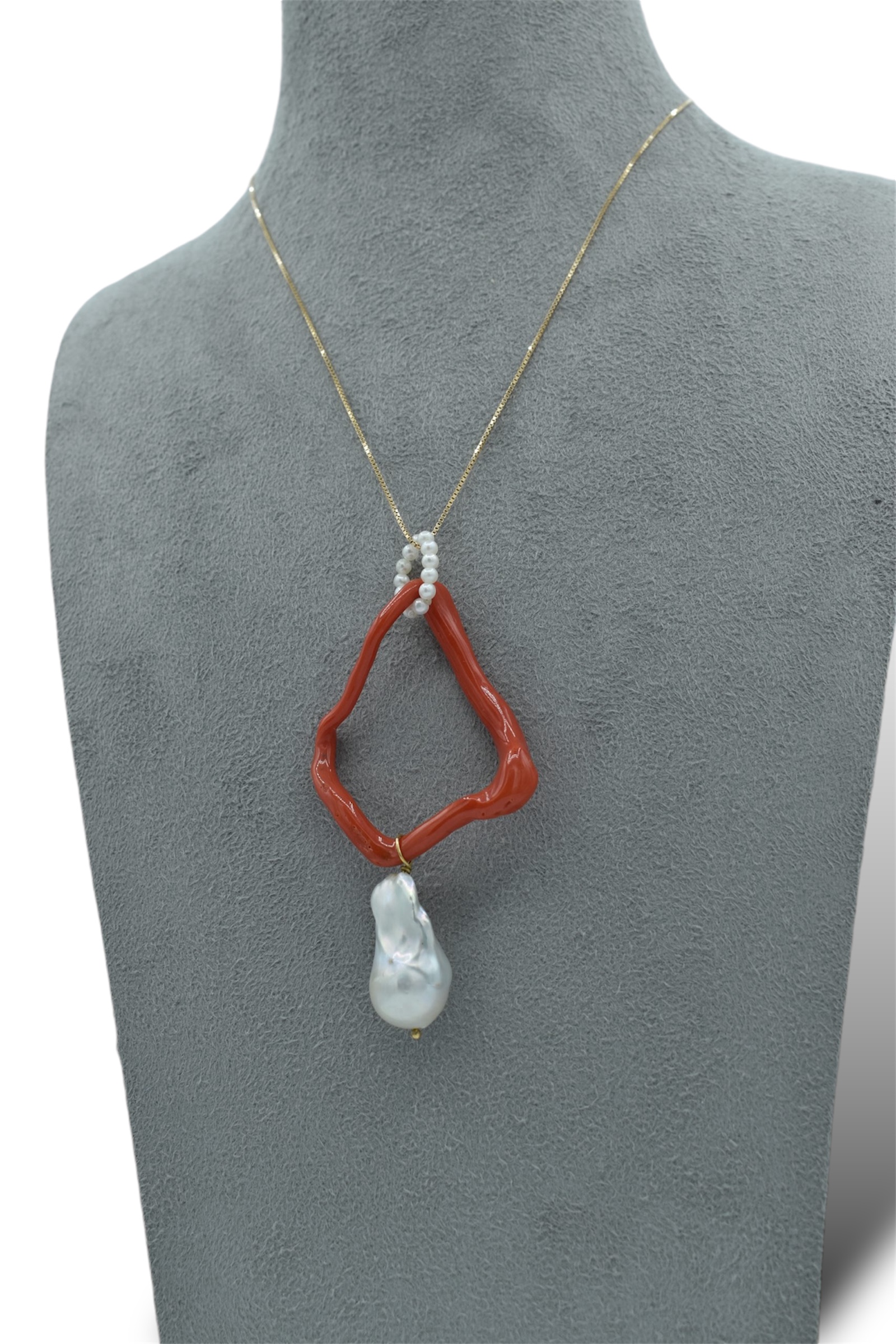 Splendida Collana in Corallo Sciacca Creola con perle e catena in oro 750%, un gioiello made in italy di Patricia Oro Creations, perfetto per un'idea regalo preziosa. (Vista 2)