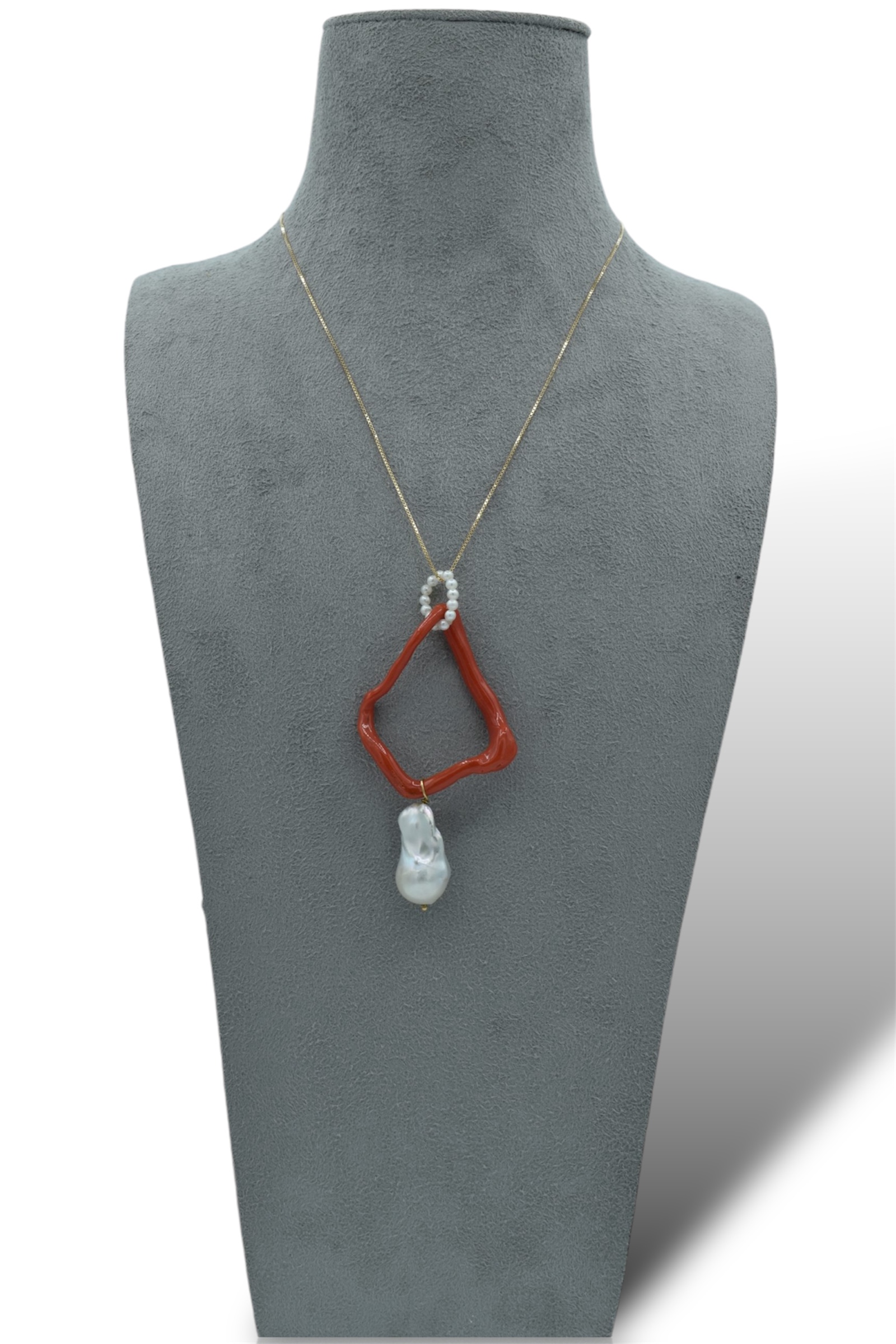 Splendida Collana in Corallo Sciacca Creola con perle e catena in oro 750%, un gioiello made in italy di Patricia Oro Creations, perfetto per un'idea regalo preziosa.