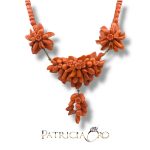 Splendida collana da donna in corallo, frutta e fiori, un capolavoro di gioielleria made in italy, perfetto per un regalo prezioso.