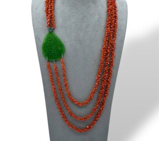 Splendida collana da donna in corallo e giada verde, un gioiello made in italy di Patricia Oro Creations, perfetto per un'idea regalo preziosa.