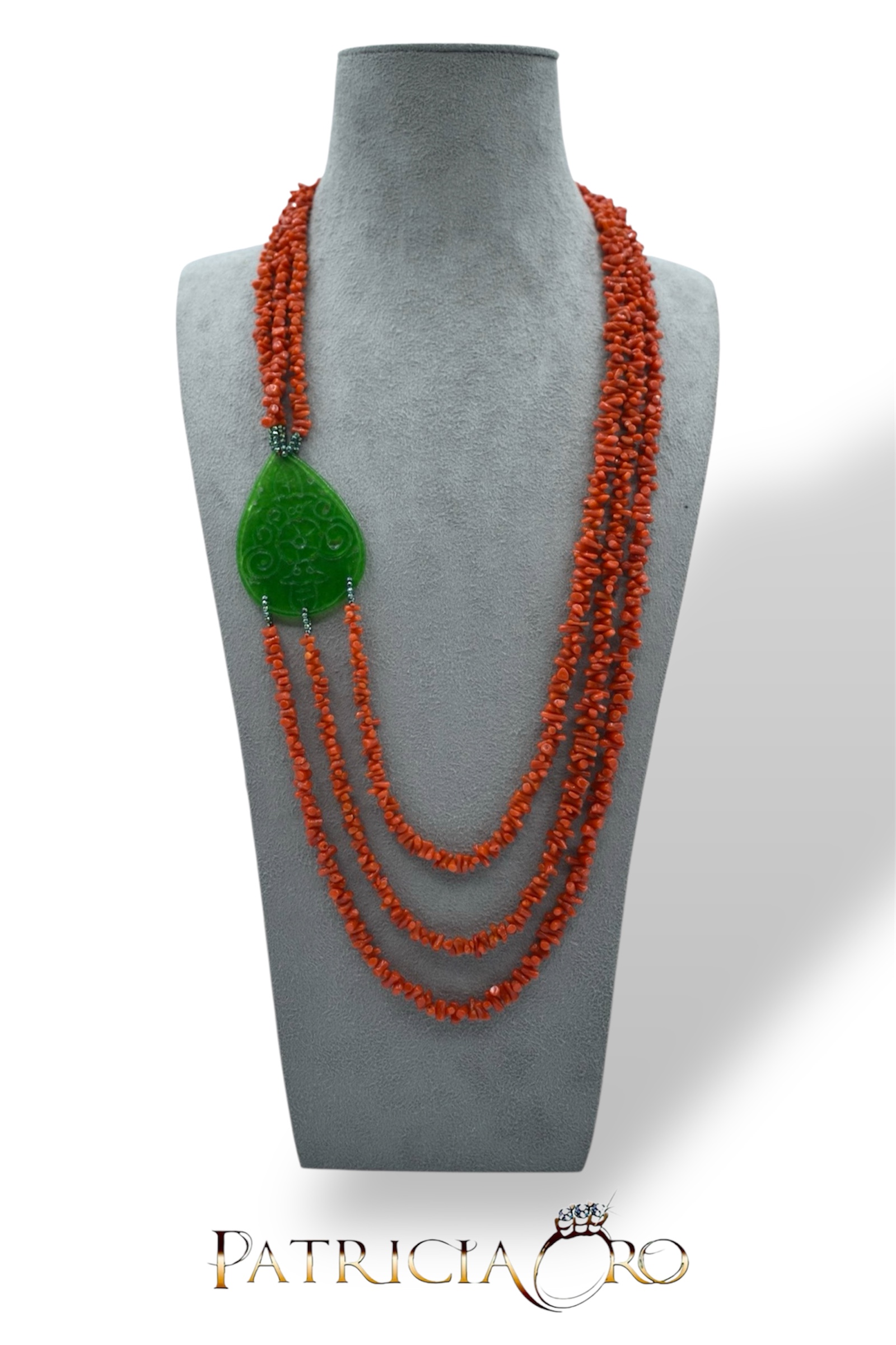 Splendida collana da donna in corallo e giada verde, un gioiello made in italy di Patricia Oro Creations, perfetto per un'idea regalo preziosa.