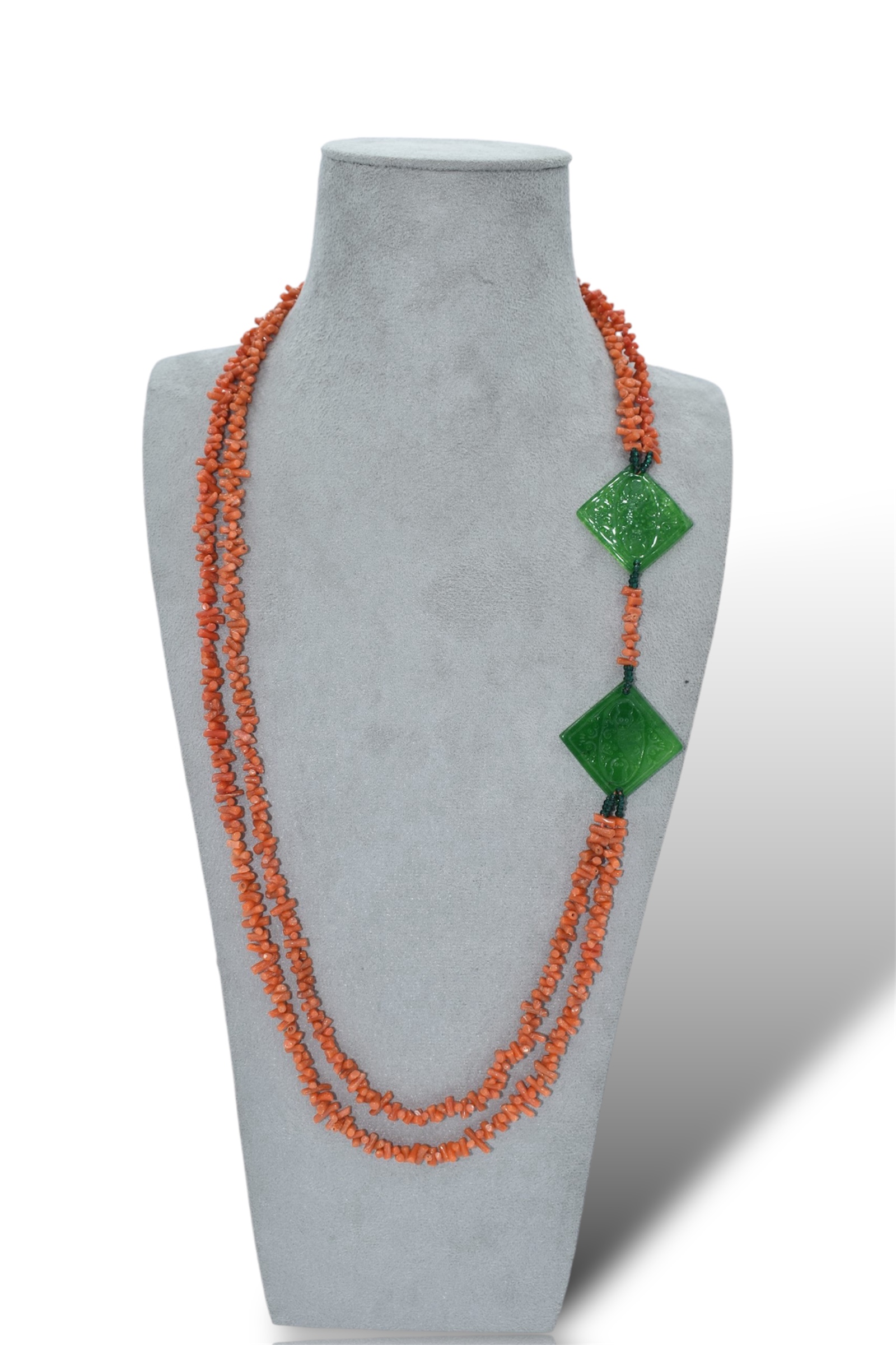 Splendida collana da donna con corallo e giada verde, gioielli made in italy di Patricia Oro Creations, un'idea regalo preziosa.