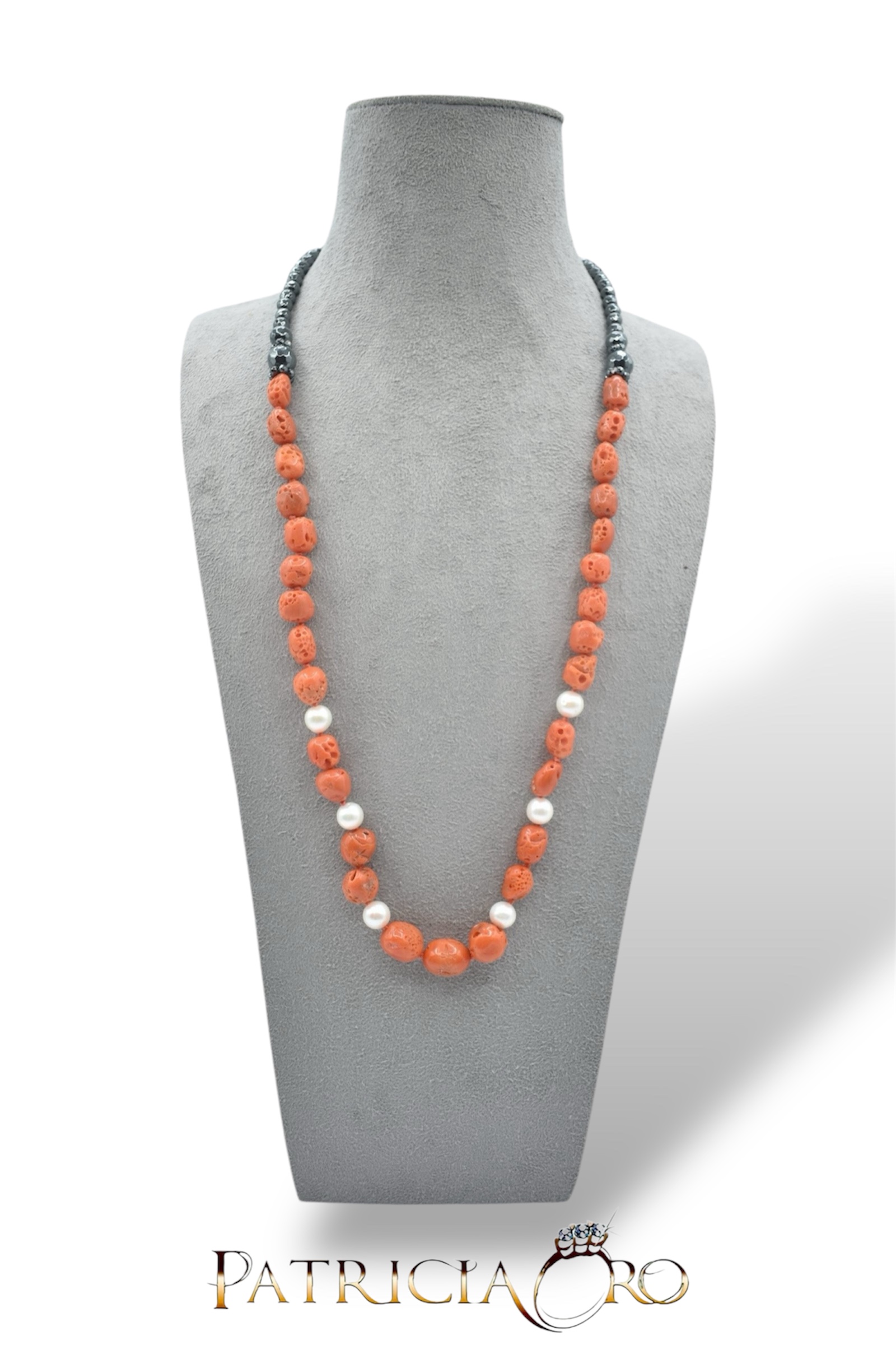 Splendida collana in corallo, perle e ematite, un gioiello made in italy di Patricia Oro Creations, perfetto per un'idea regalo preziosa.
