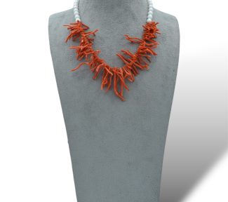Splendida collana da donna in corallo e perle, un gioiello made in italy di Patricia Oro Creations, perfetto per un'idea regalo preziosa.