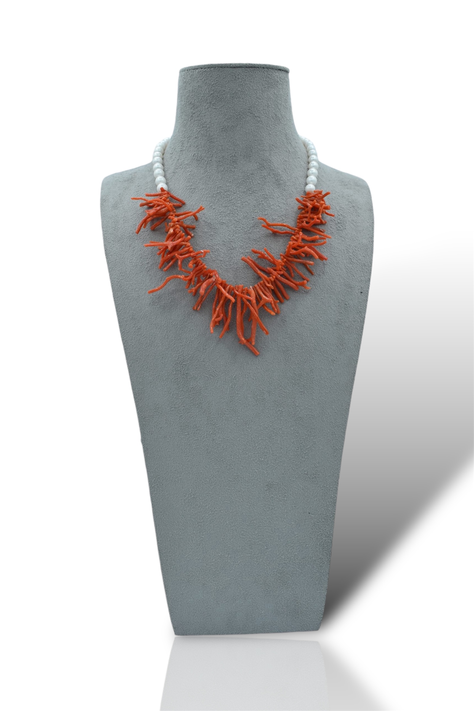 Splendida collana da donna in corallo e perle, un gioiello made in italy di Patricia Oro Creations, perfetto per un'idea regalo preziosa.