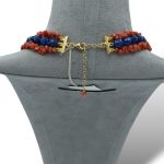 Splendida collana da donna Patricia Oro Creations con corallo e quarzo blu, un gioiello made in italy di alta gioielleria. (Vista 3)