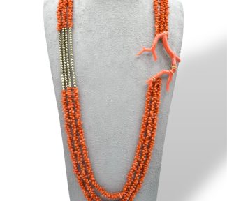 Splendida collana da donna in corallo con ramo ed ematite, un gioiello made in italy di Patricia Oro Creations, perfetto per un'idea regalo preziosa.