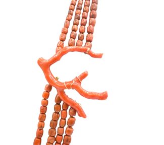 Splendida collana in corallo con ramo in oro, un gioiello made in italy di Patricia Oro Creations, perfetto per un'idea regalo preziosa. (Vista 2)