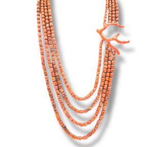 Splendida collana in corallo con ramo in oro, un gioiello made in italy di Patricia Oro Creations, perfetto per un'idea regalo preziosa.