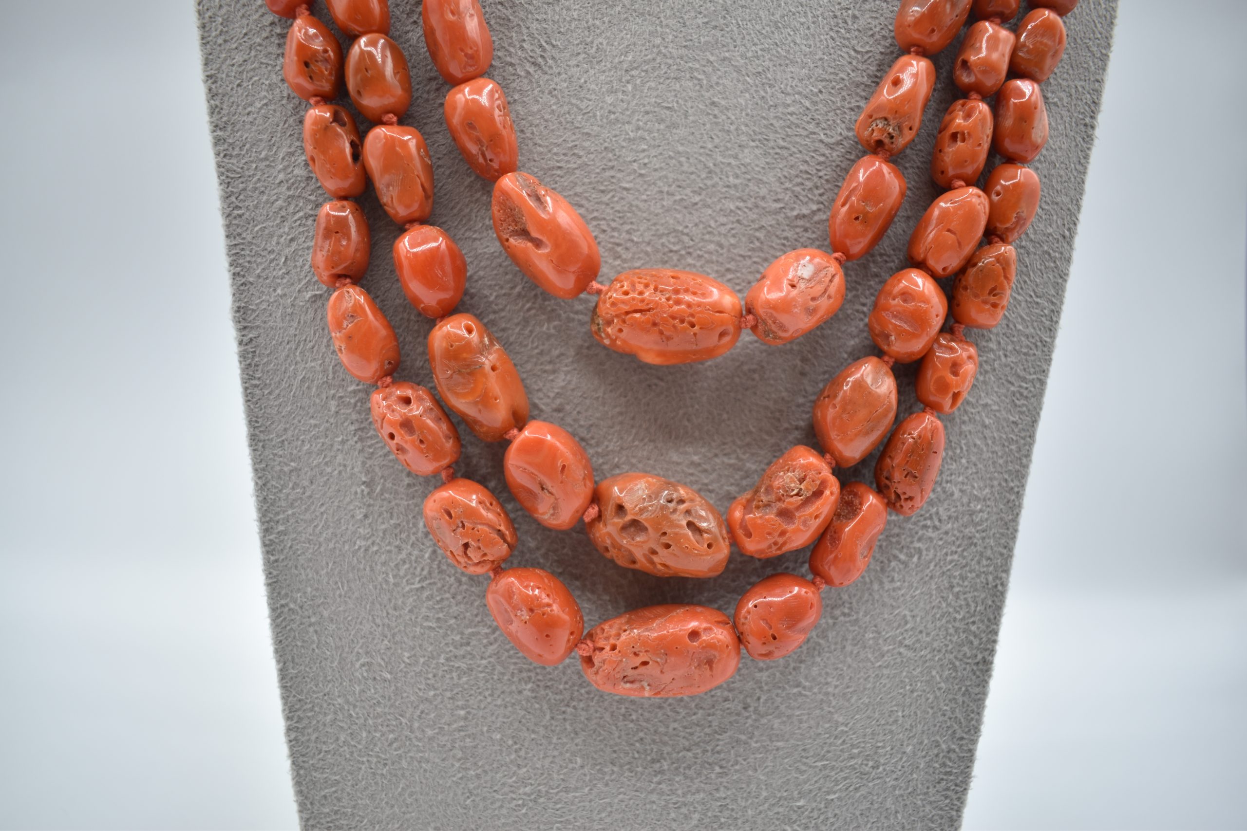 Collana Corallo Sciacca 3 Fili Oro Donna Splendida Collana Donna Corallo Sciacca, un gioiello made in italy di Patricia Oro Creations, perfetto per un regalo prezioso. (Vista 2)
