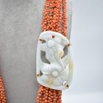 Splendida Collana Corallo Sciacca con Medaglione in Giada, un gioiello made in italy di Patricia Oro Creations, perfetto per un regalo prezioso. (Vista 2)