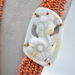 Splendida Collana Corallo Sciacca con Medaglione in Giada, un gioiello made in italy di Patricia Oro Creations, perfetto per un regalo prezioso. (Vista 3)