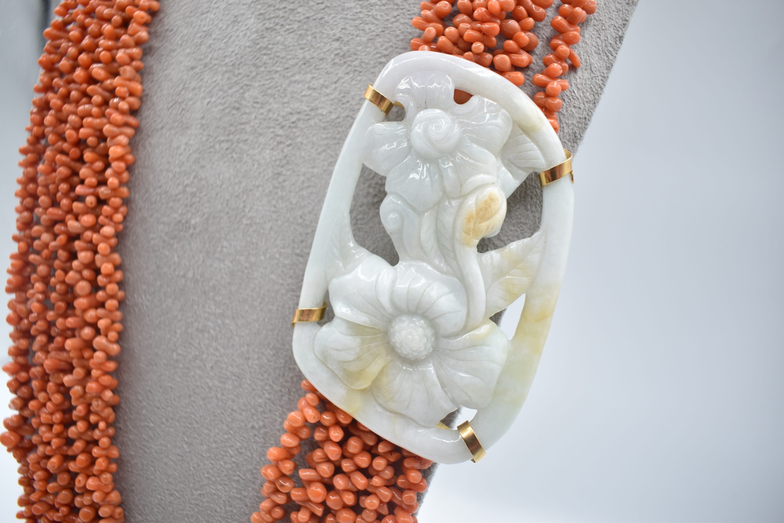 Collana Corallo Sciacca 5 Fili con Medaglione in Giada e Oro 18kt Splendida Collana Corallo Sciacca con Medaglione in Giada, un gioiello made in italy di Patricia Oro Creations, perfetto per un regalo prezioso. (Vista 3)