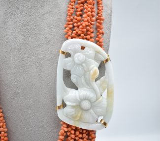 Splendida Collana Corallo Sciacca con Medaglione in Giada, un gioiello made in italy di Patricia Oro Creations, perfetto per un regalo prezioso. (Vista 2)