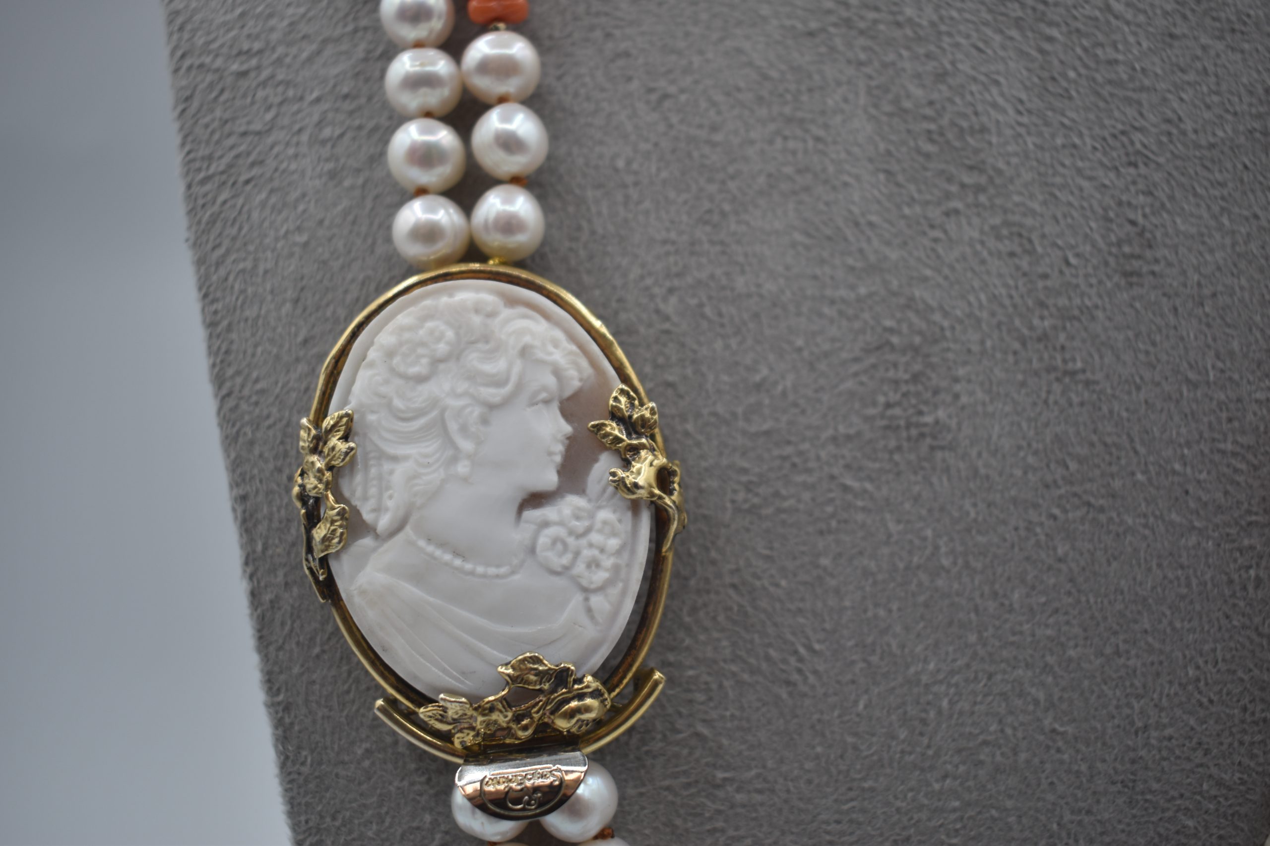 Collana Corallo Sciacca a Due Fili con Perle e Cammeo Splendida Collana Corallo Sciacca con Perle e Cammeo, un capolavoro di gioielleria made in italy (Vista 2)