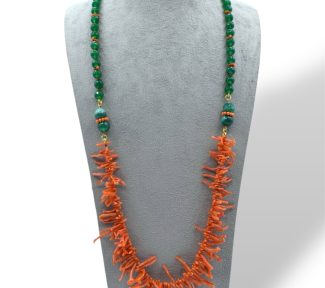 Splendida collana in Corallo Sciacca con Agata verde, un gioiello made in italy di Patricia Oro Creations, perfetto per un'occasione speciale.